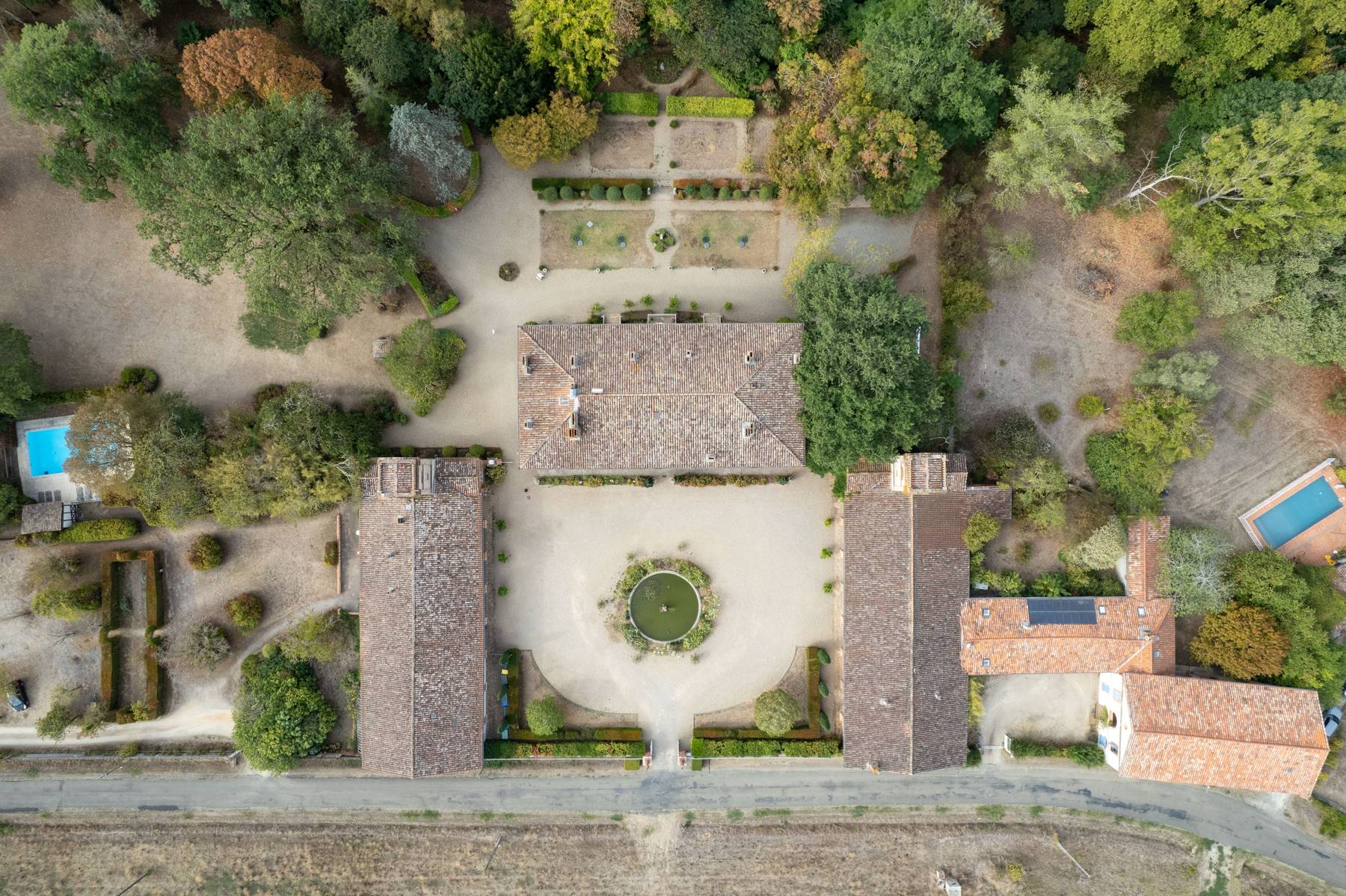 Château de Conques, Buzet-sur-Tarn, vu du ciel par drone